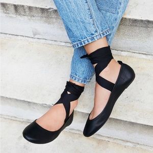 ✨Free People Black Leather Ballet Flats 🩰 🥿 with sash size 8.5